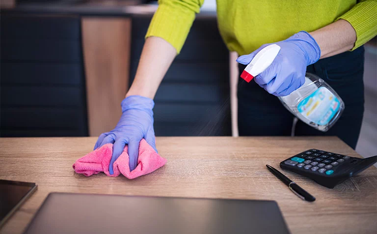 fioletowe rękawiczki do sprzątania